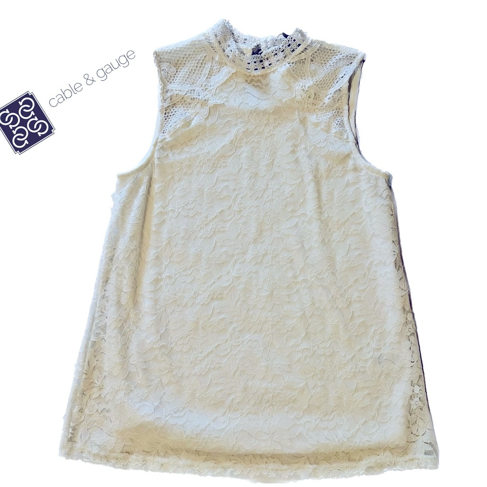 Cable & Gauge Scalloped Lace Flower Detail White
Sleeveless Top